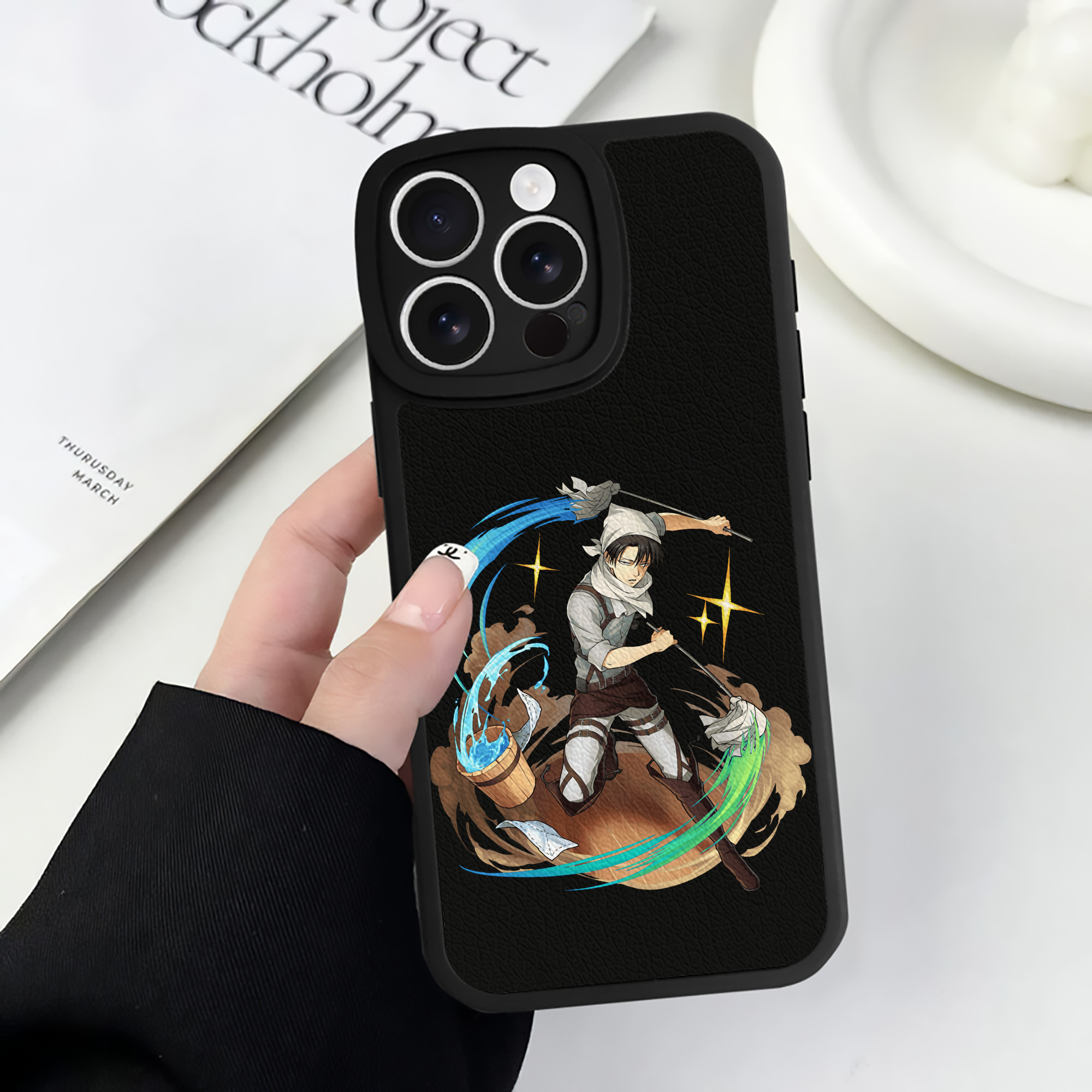 （画像用） 進撃の巨人 リヴァイ·アッカーマン Attack on Titan Levi Ackerman 【iPhone 16シリーズ対応】シリコンスマホケース（レザー調） 材質：シリコン